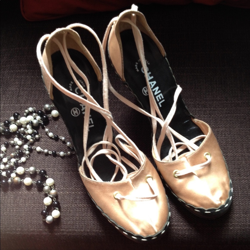 CHANEL Vintage Cloth Heels - Picture 3 of 16